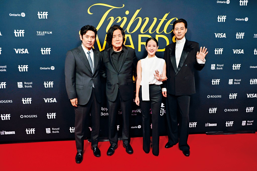 李滄東（左二）獲「致敬獎」，薛景求（左一）、曹汝貞及趙寅成撐場。