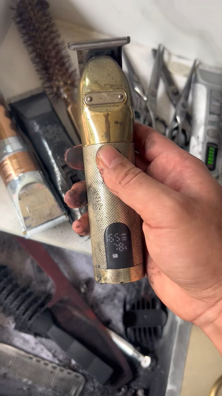 閉路電視拍下剪髮器爆炸的情況。抖音@托尼大叔 閉路電視拍下剪髮器爆炸的情況。抖音@托尼大叔