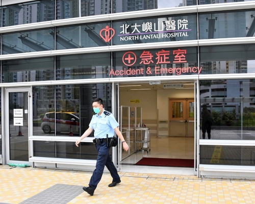 車上一名警員手部受傷，清醒被送往北大嶼山醫院治理。資料圖片