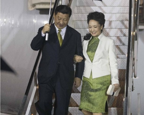 2013年特立尼達和多巴哥，習近平和夫人彭麗媛以綠色搭配。