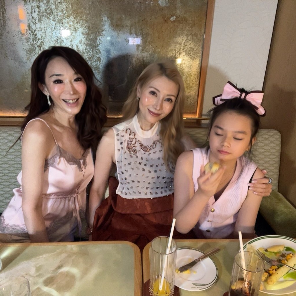 李嘉欣的囝囝不在身邊，改為攬實友人女兒，母愛滿瀉。