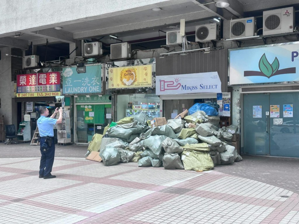 自提點爆倉,包裹塞滿門口。網上圖片 自提點爆倉,包裹塞滿門口。網上圖片
