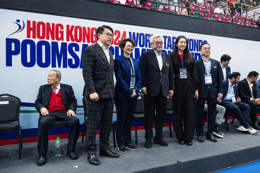    香港中國跆拳道協會會長程民駿與康樂及文化事務署副署長徐曉露、巴黎奧運重劍金牌江旻憓、中國香港跆拳道協會總幹事祁偉鳴合照。 香港中國跆拳道協會圖片