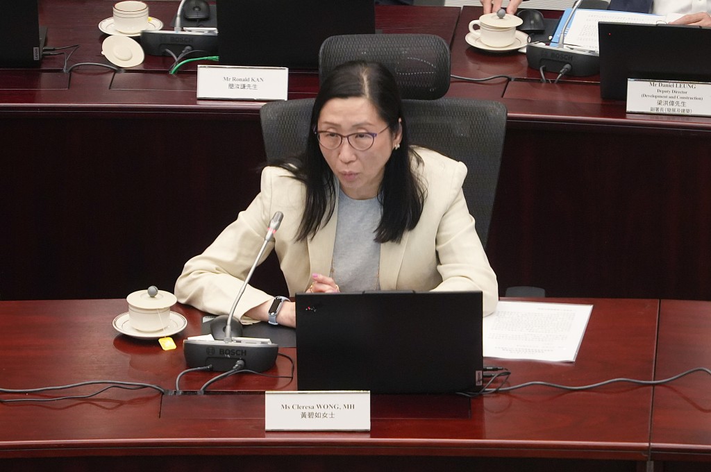 黃碧如舉例有3人家庭計算雙糧及績效獎金後,平均月入25,600元,僅較25,100元入息限額超出500元。吳艷玲攝 黃碧如舉例有3人家庭計算雙糧及績效獎金後,平均月入25,600元,僅較25,100元入息限額超出500元。吳艷玲攝 