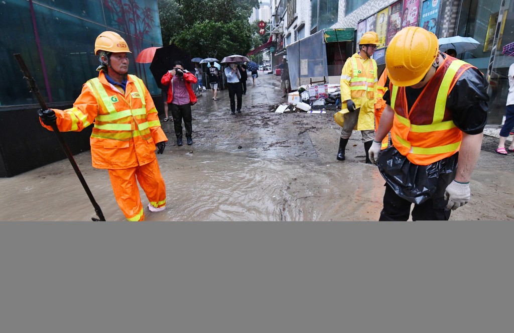 渠務署指當收到水浸報告時，會調派人手緊急協助處理。資料圖片