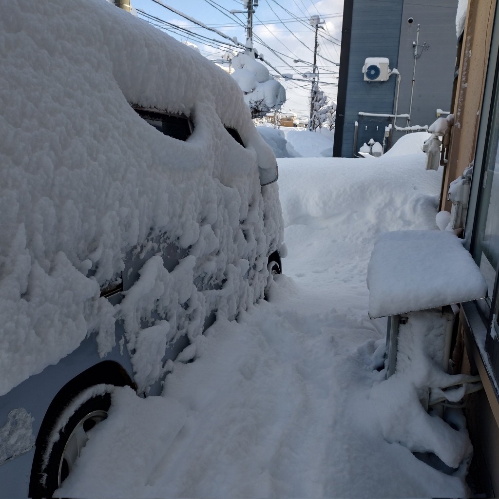 青森地區遭遇世紀大雪，積雪高度超過一個成人身高。X@Omoiden