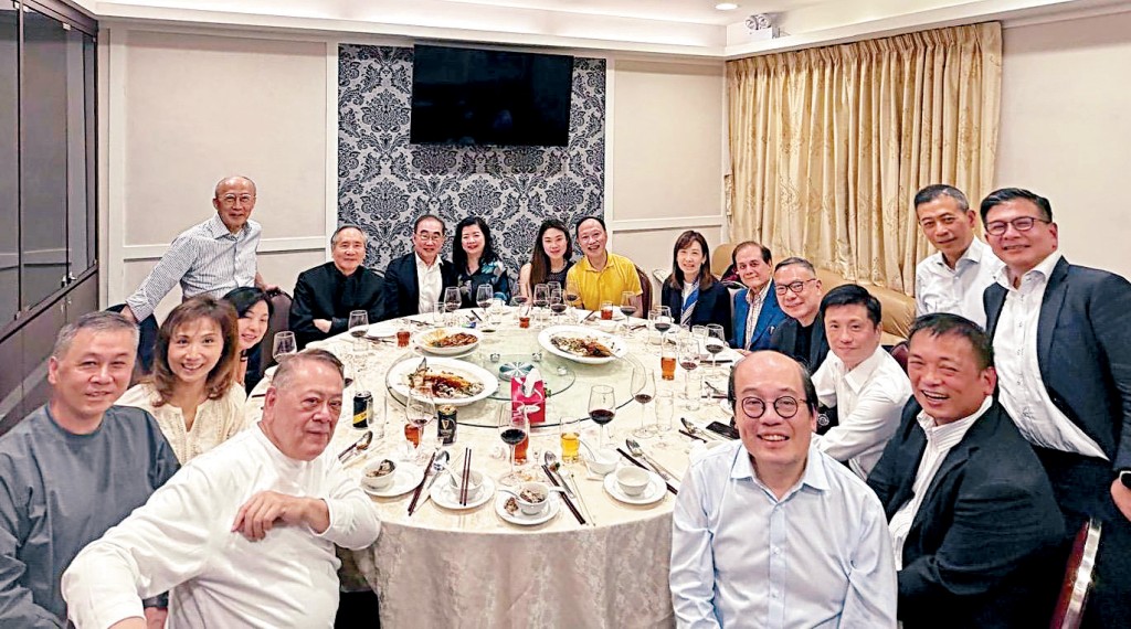在皇仁舊生會中菜廳來張大合照