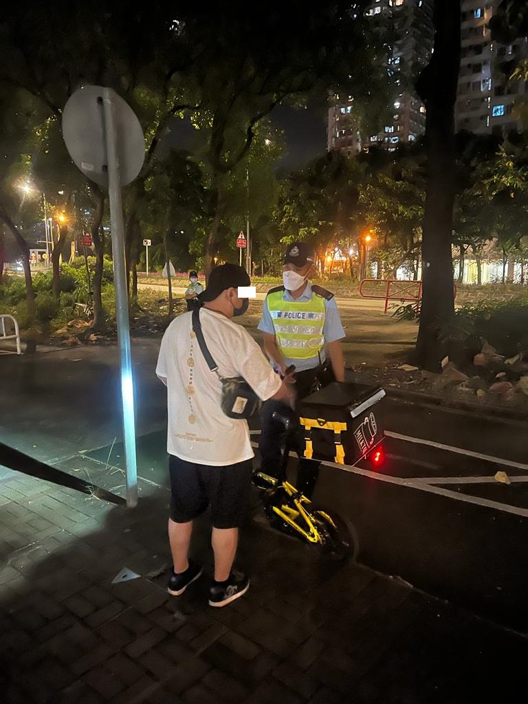 有男子騎單車違例被票控。