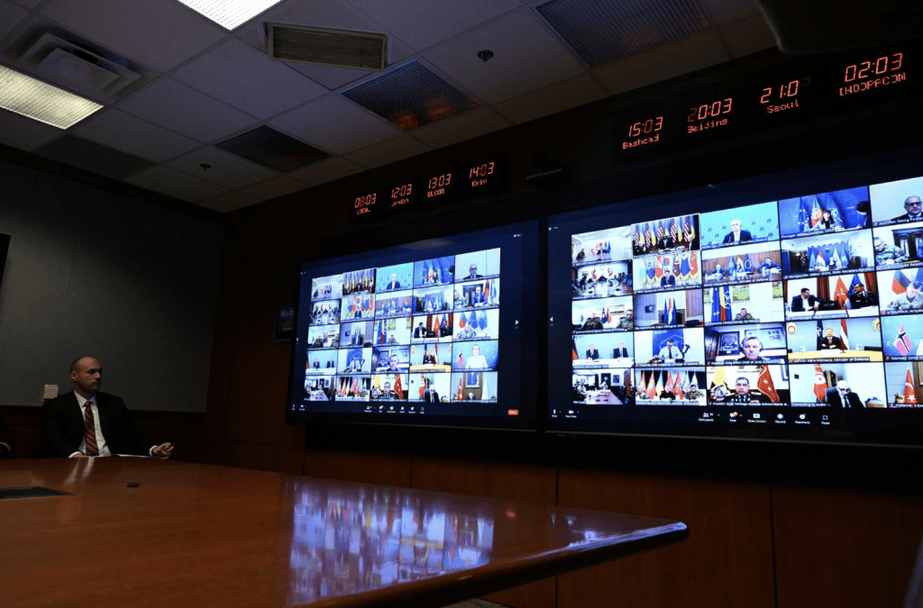 美國官員參加了 2023 年 3 月 15 日在美國華盛頓五角大樓舉行的烏克蘭國防聯絡小組虛擬會議。路透社