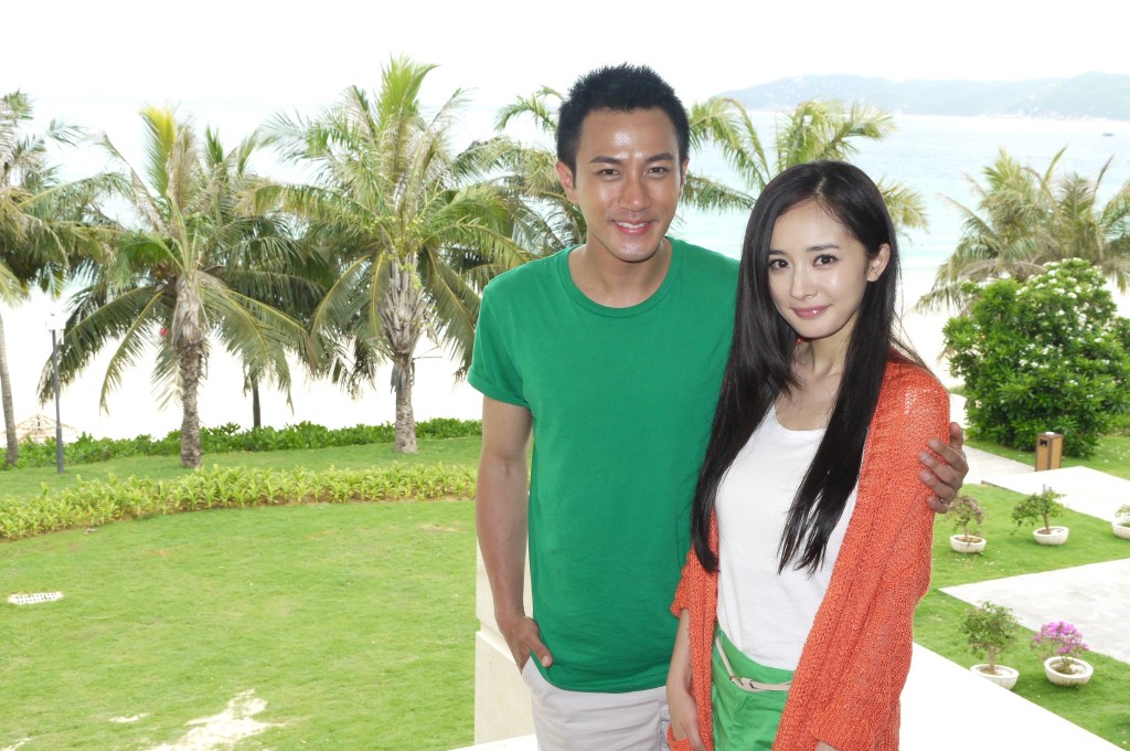 劉愷威與楊冪先後合演《HOLD住愛》和《盛夏晚晴天》兩部影視作品。