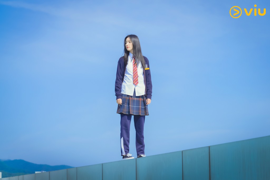 韓孝周穿上校服毫無違和感。