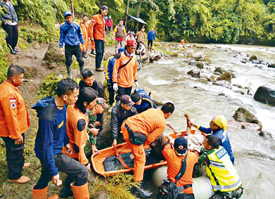 印尼救援人員在現場搜救。