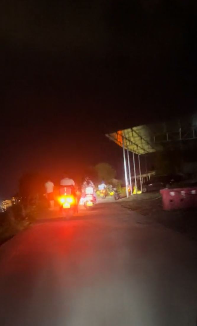 彭水民众自发组成电单车运输队，蚂蚁搬家将生活物资运入安置点。