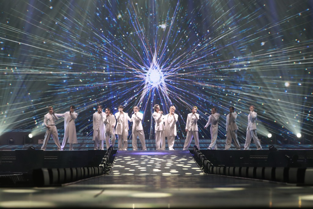 尾段，12子穿上白色西裝合唱《人類群星閃耀時》和《WE ALL ARE》。