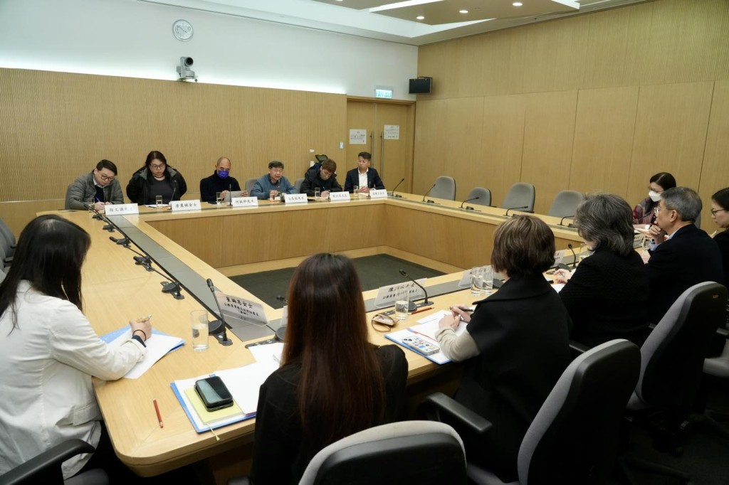 杨何蓓茵与四个中央评议会职方代表及四个主要跨部门公务员工会代表会面。