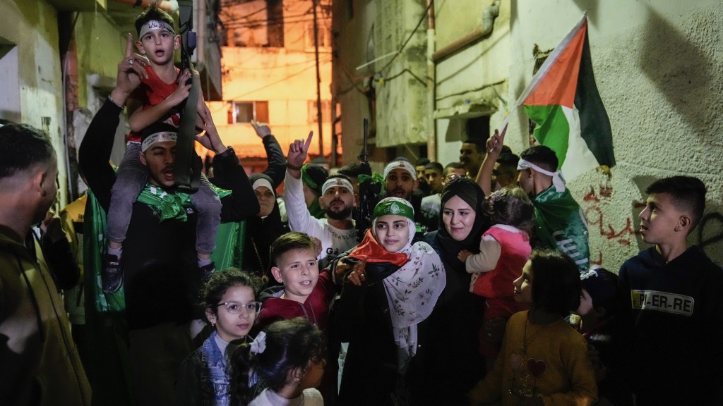 獲釋巴勒斯坦女子返回位於西岸地區的那不魯斯(Nablus)巴拉塔難民營,親友夾道歡迎。 美聯社
