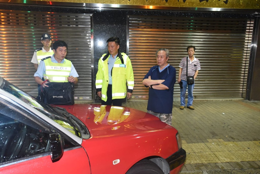 深水埗警車撞的士。