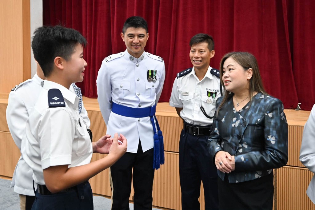 文化體育及旅遊局局長羅淑佩與結業學員傾談。 文化體育及旅遊局局長羅淑佩與結業學員傾談。