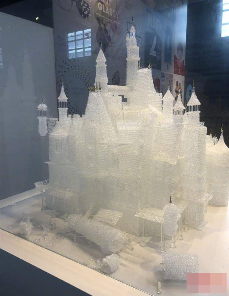 破碎的「梦幻玻璃城堡」。网图