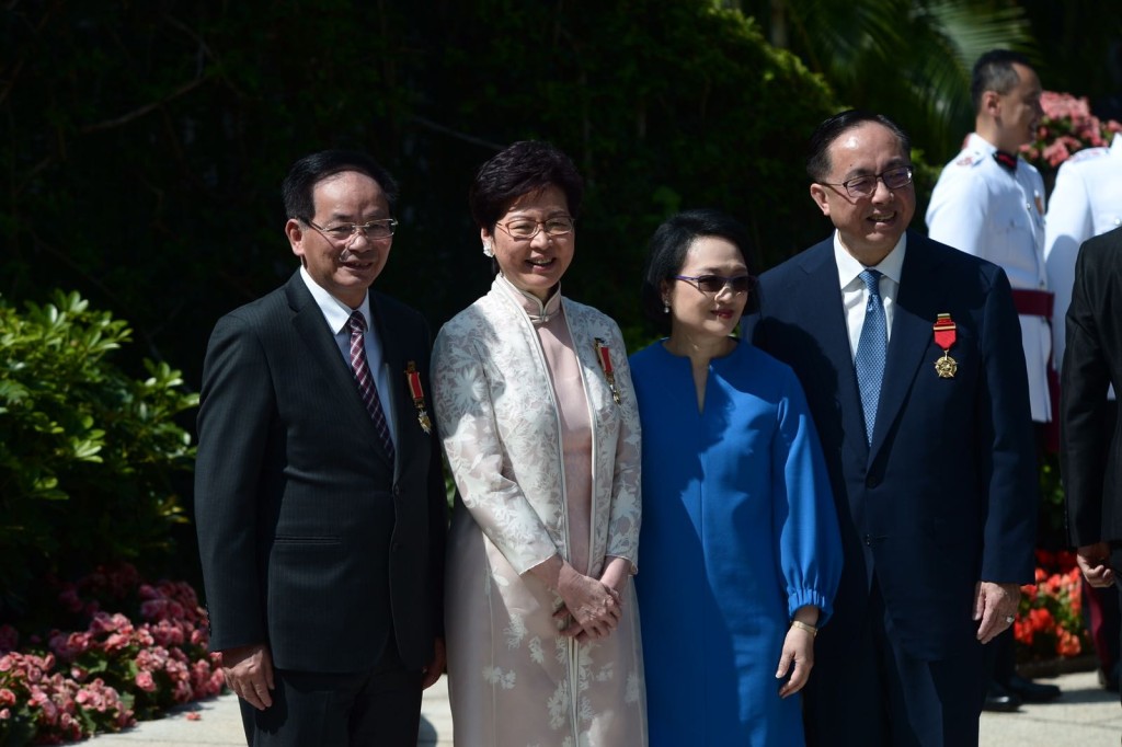 行政長官林鄭月娥(左二)頒授勳章。