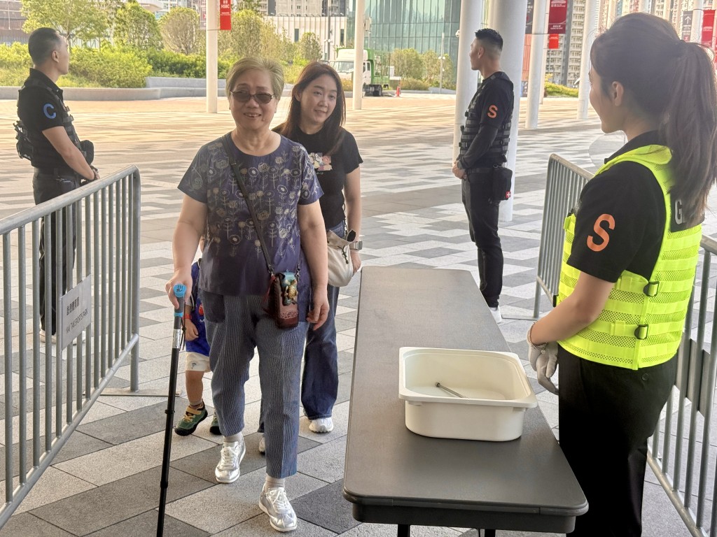 為確保每位訪客能夠便捷無憂地參與盛事，使用輪椅、拐杖或助行架等輔助工具人士可使用指定快速通道入場。