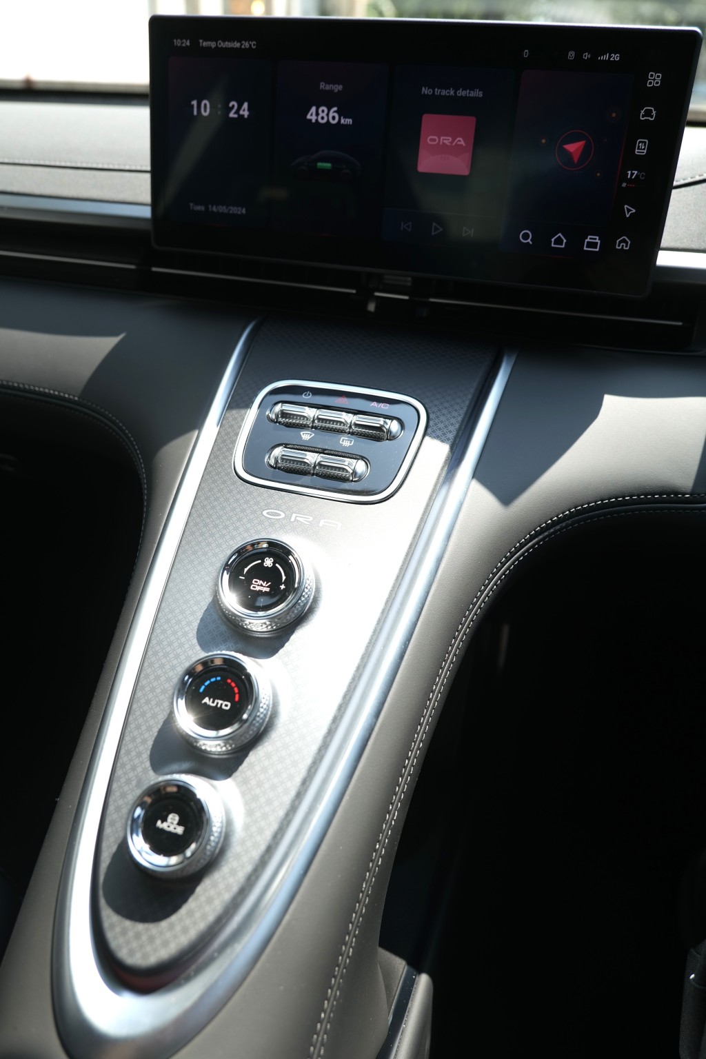 國產電動車ORA 07 GT中控12.3吋觸屏下方是一組實體鍵及三個大型旋鈕，後者控制冷氣及行車模式。