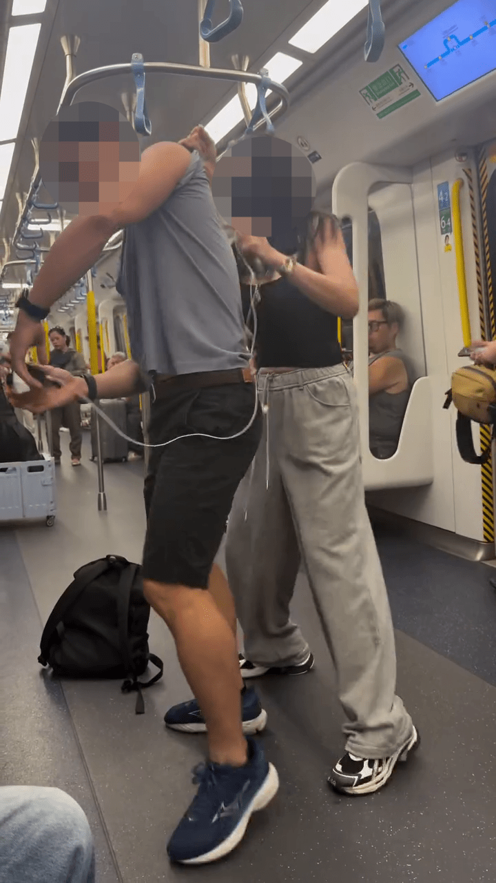 女子指控男乘客偷拍，當眾拉扯男子上衣，不讓對方離去。Threads：dse2.028