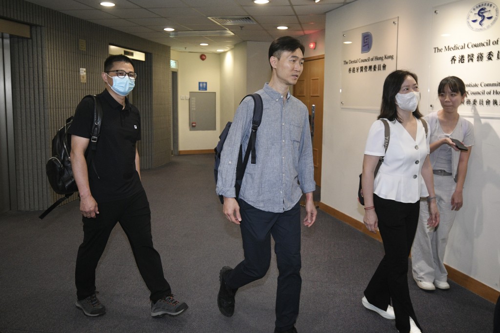 黎先生及黎太太由社區組織協會幹事彭鴻昌陪同到場。 黎先生及黎太太由社區組織協會幹事彭鴻昌陪同到場。