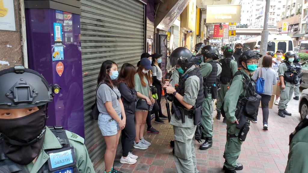 警方在駱克道截查多人。