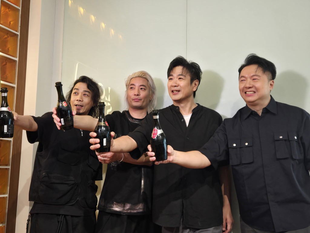 4子演唱會優先預售全數售罄,齊齊祝酒。 4子演唱會優先預售全數售罄,齊齊祝酒。