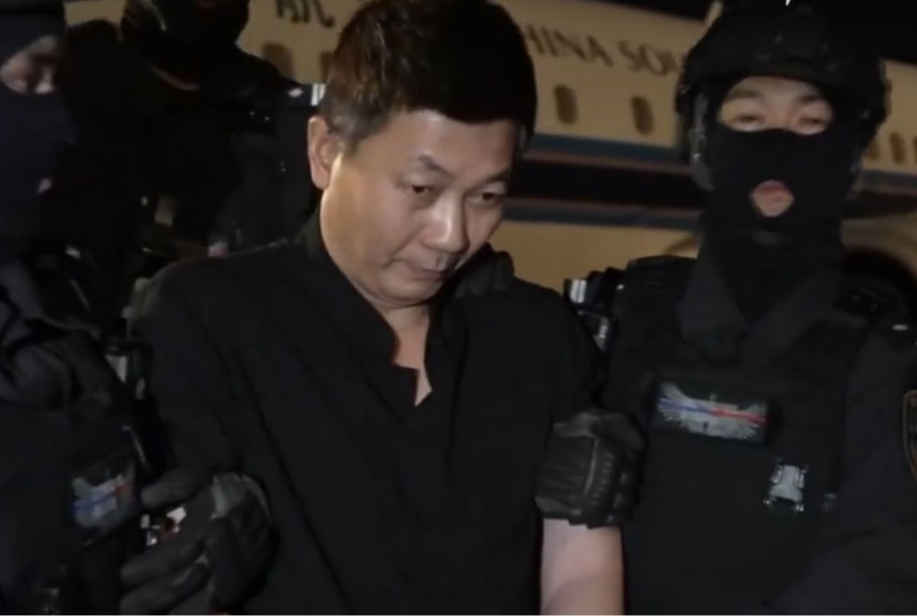 柬埔寨僑領劉忍押返中國。央視截圖 柬埔寨僑領劉忍押返中國。央視截圖