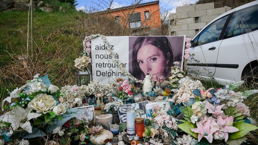 此案失蹤者德爾菲娜疑遭丈夫殺害,大批人以鮮花悼念她。法新社 此案失蹤者德爾菲娜疑遭丈夫殺害,大批人以鮮花悼念她。法新社