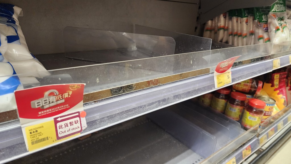 超市卖盐的货架被清空。黄文威摄