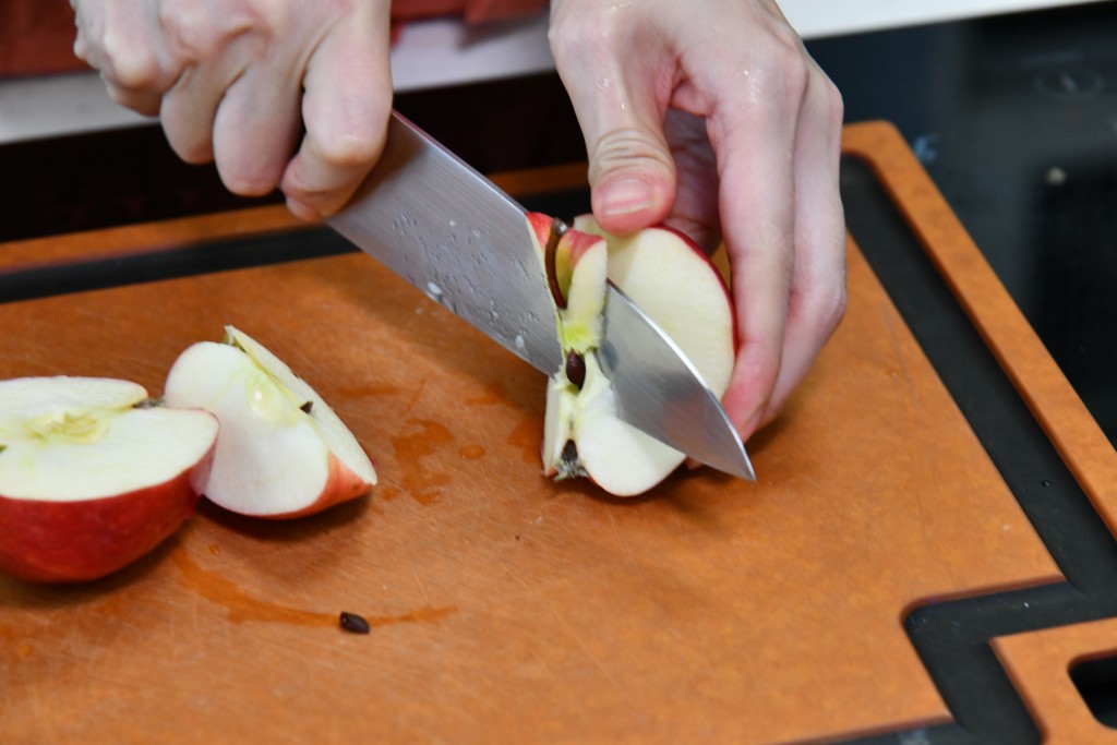 小貼士：雪梨和蘋果去芯，避免湯水變酸。Core the snow pears and apples to avoid bring the soup sour.