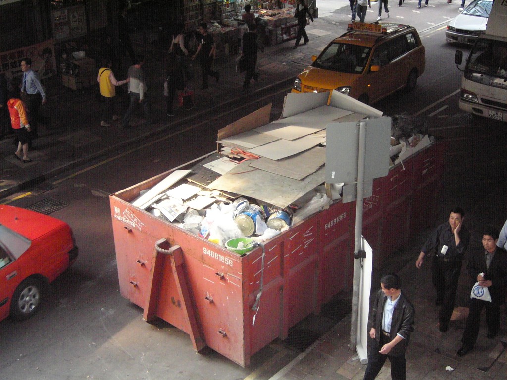 有个案拖延4月始处理建筑废料问题。资料图片