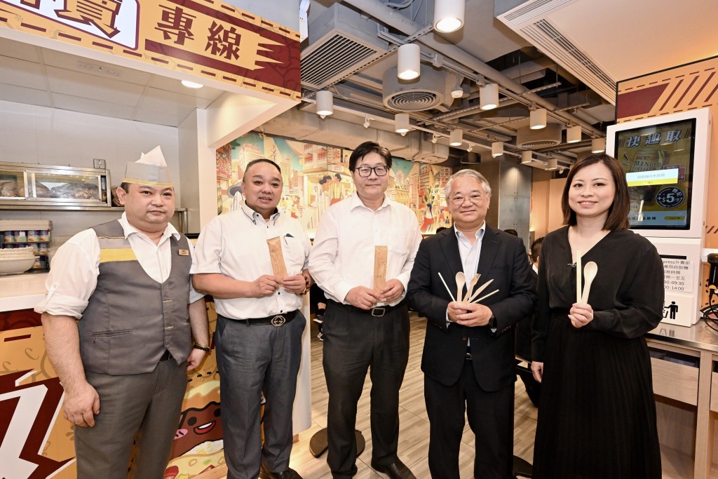 環境保護署署長徐浩光上年4月到連鎖式餐飲集團的分店視察，了解業界就「走塑」新法例實施的準備情況。政府新聞處圖片