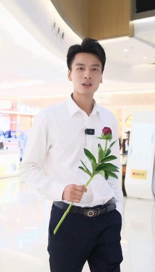 徐暢憑帥氣外形，直播帶貨芍藥花大受歡迎。抖音＠墊江曹回徐副鎮長（公益助農）