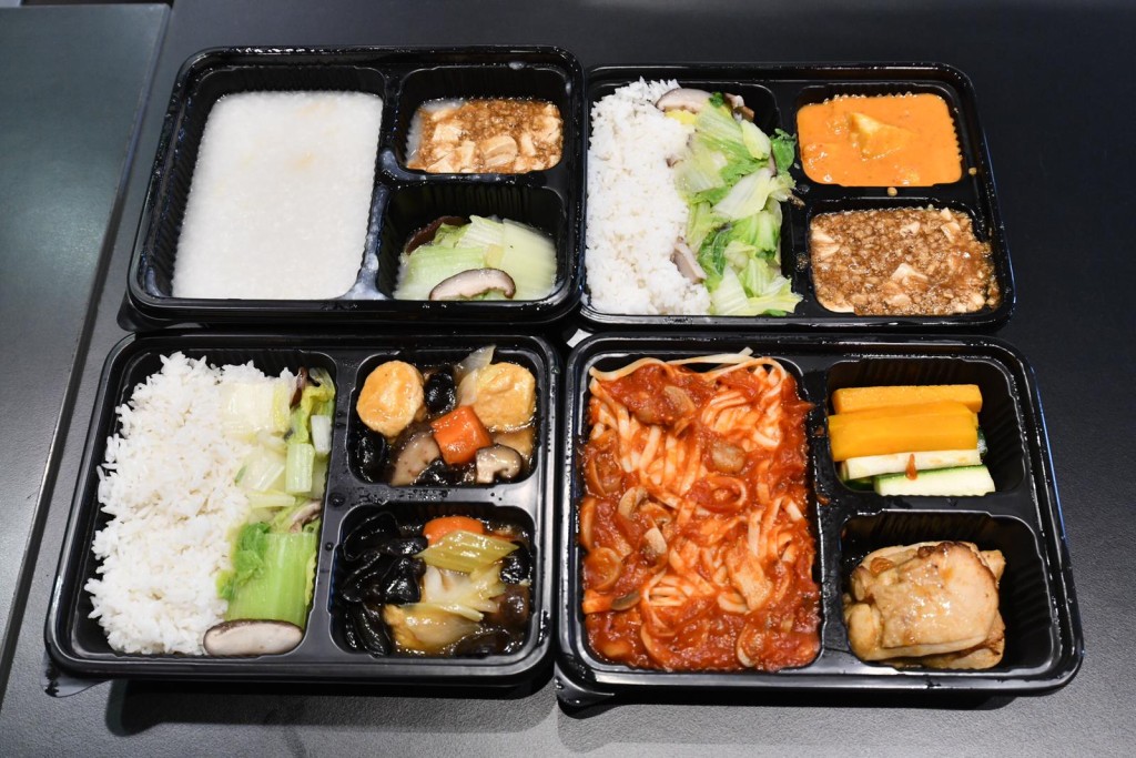 四款飯餐包含各類菜式。