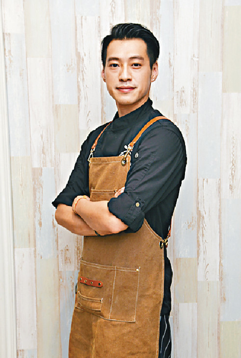 食譜作者：羅霆傑（Kit Law）  　　Kit從小愛鑽研中西菜餚的特色與地道文化，並曾追隨名廚與美食愛好者學習廚藝，擅長將所學技巧與知識融會貫通，形成自成一格、富有創意的烹調風格。Kit曾在高級餐廳擔任大廚，懂得炮製中、西、泰、日和韓式等佳餚，還會加入自家創意製成美味料理。