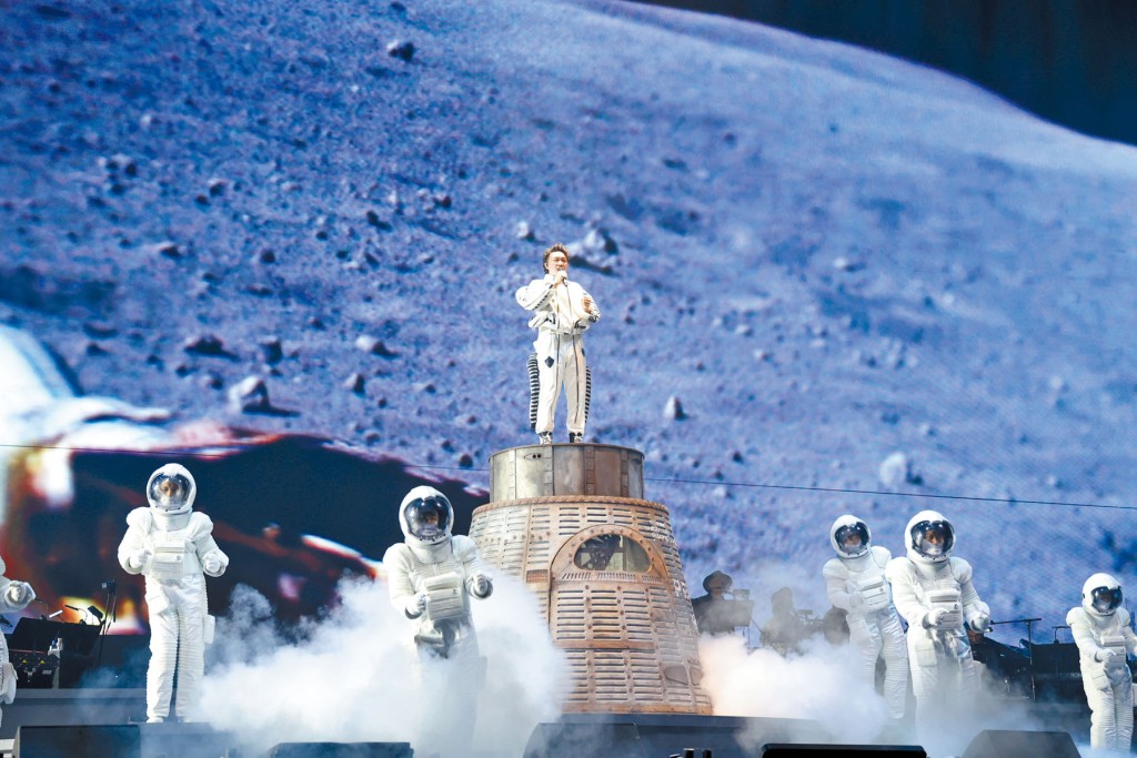 Eason站在「太空艙」上登場，全場響起一片歡呼。