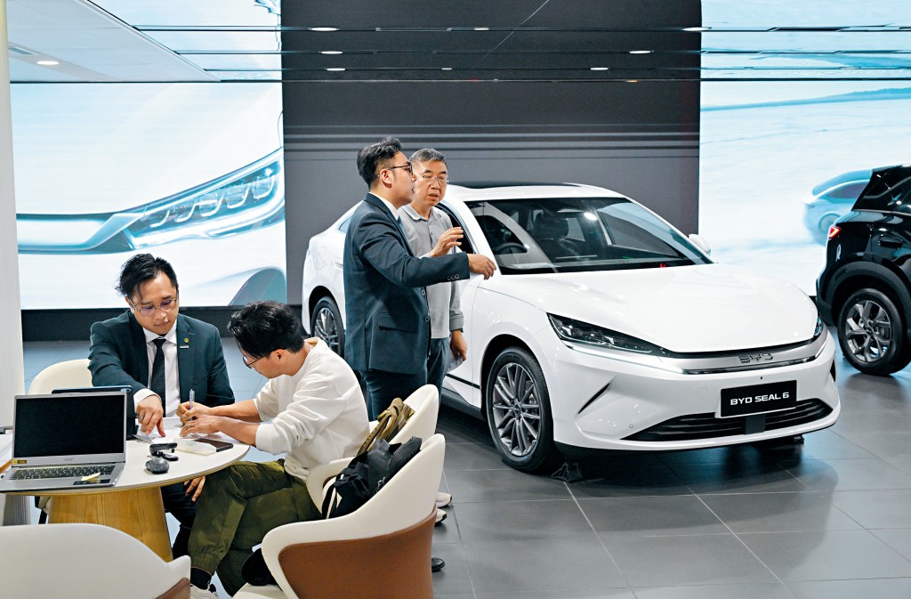 電動車「一換一」計劃將於下月底完結，多間電動車車廠代理近日均各出奇招搶客。