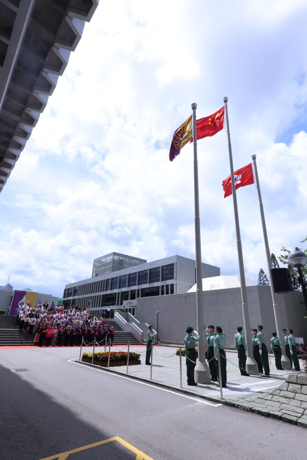 香港中文大学举行升旗仪式，庆祝香港特别行政区成立27周年。
