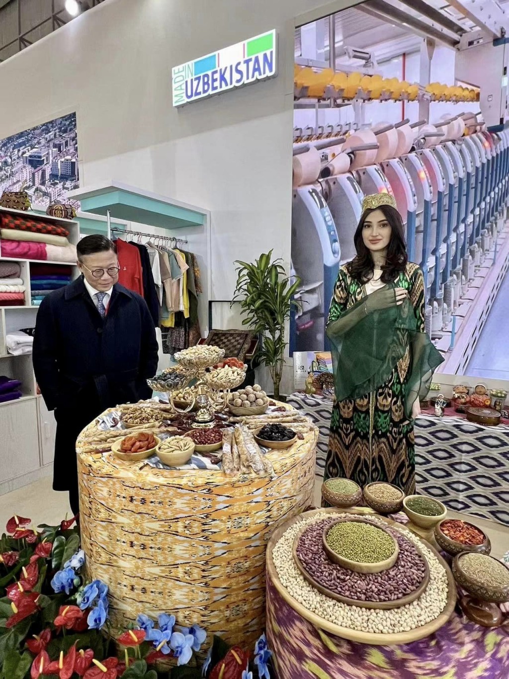 张国钧参观“Made in Uzbekistan” 巡展。