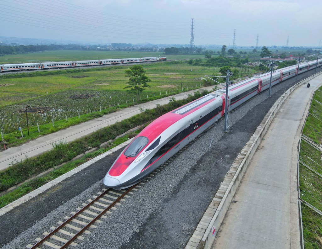 2022年11月9日，中国制造的高速动车组缓缓驶出万隆德卡鲁尔站，进行测试。中新社