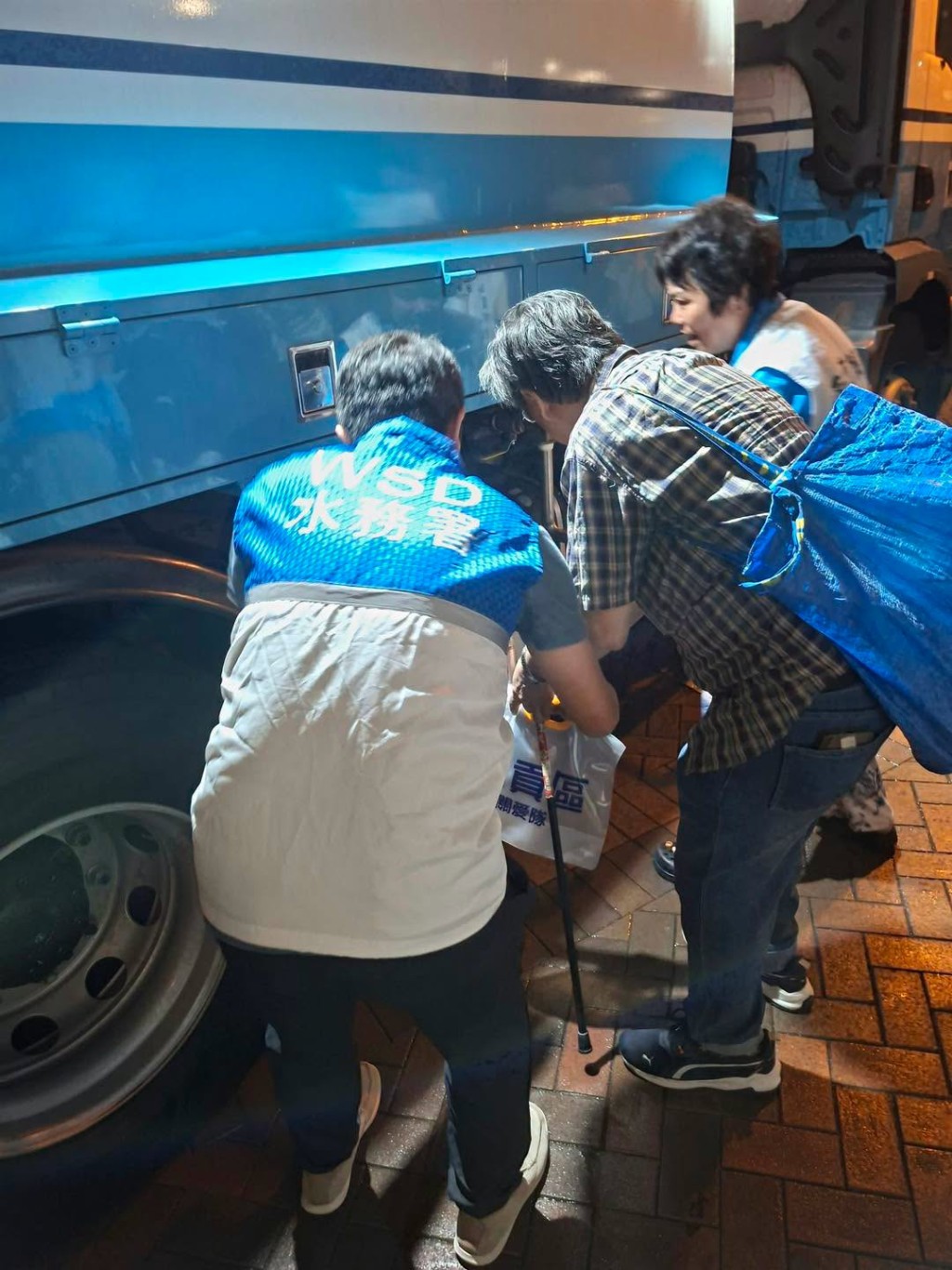 其间有持拐杖居民要落楼取水。水务署FB 其间有持拐杖居民要落楼取水。水务署FB
