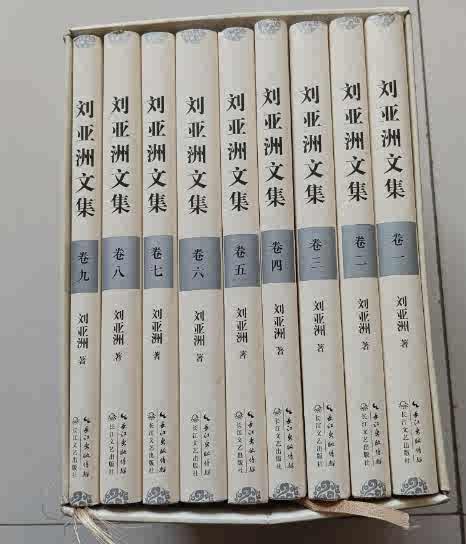 现年70岁的刘亚洲是著名军旅作家，其中著作《刘亚洲文集》。