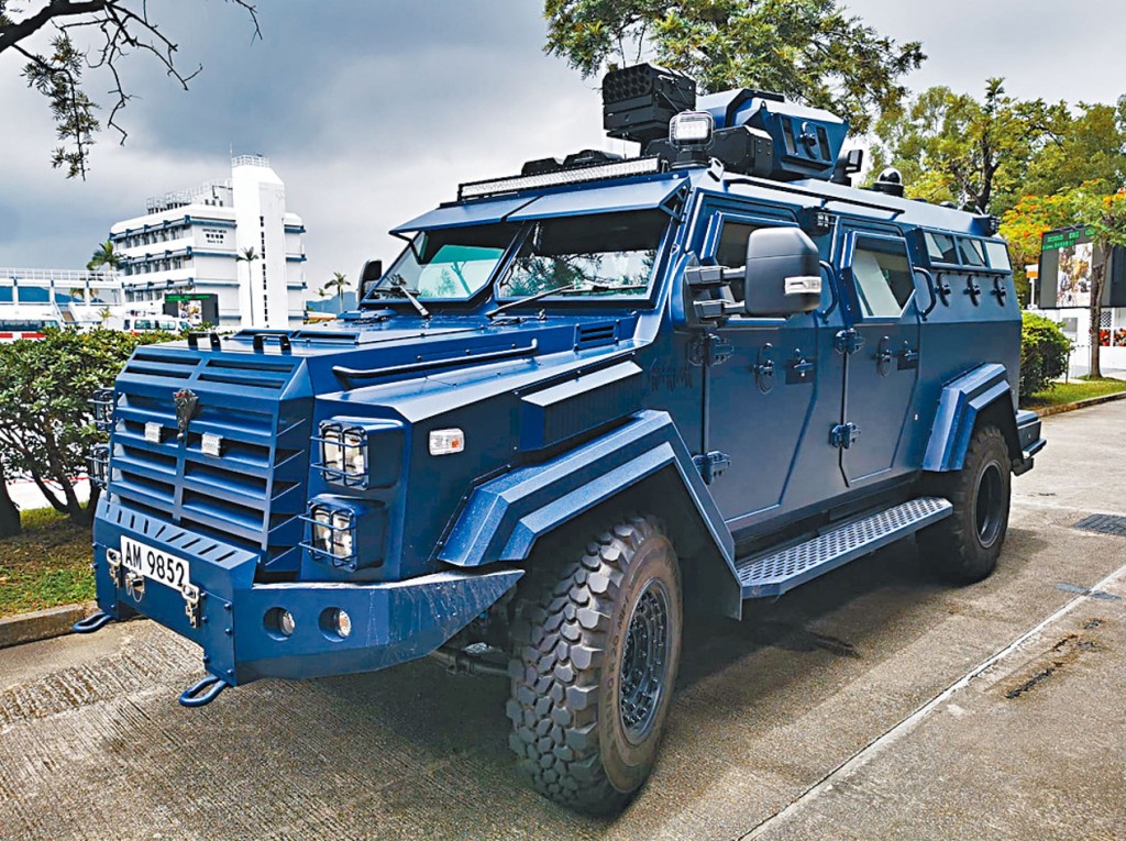 國產「劍齒虎」裝甲車,全車能抵禦子彈攻擊。