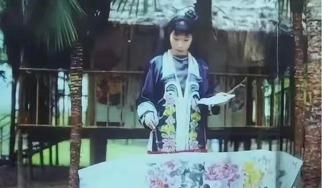 陳翠菊由險死工廠妹變高級畫師,故事離奇又充滿人性光輝。 陳翠菊由險死工廠妹變高級畫師,故事離奇又充滿人性光輝。