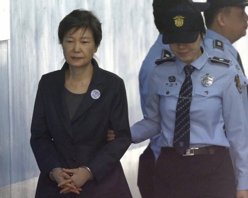 朴槿惠身處的監獄有一名獄警確診新冠肺炎。AP資料圖片