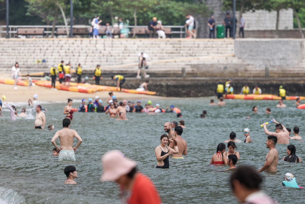 熱帶氣旋巴威將於明日橫過台灣以東海域,隨後掠過台灣以北,移向浙江南部至福建北部一帶,會為廣東一帶來大致天晴及極端酷熱的天氣 熱帶氣旋巴威將於明日橫過台灣以東海域,隨後掠過台灣以北,移向浙江南部至福建北部一帶,會為廣東一帶來大致天晴及極端酷熱的天氣